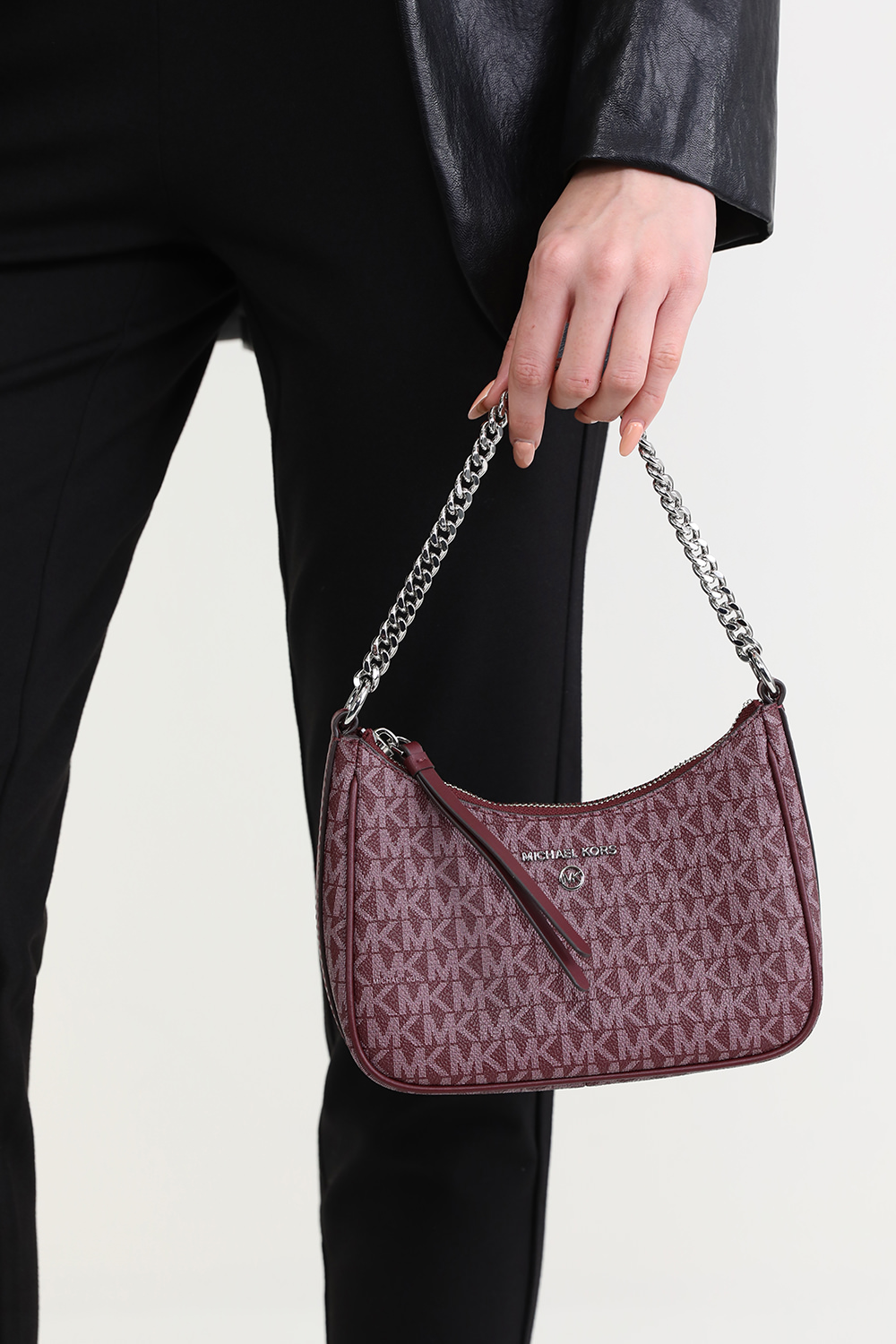 תמונת כל הלוק של תיק כתף מונוגרמי עם שרשרת מטאלית